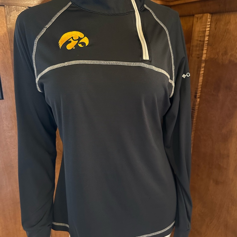 Columbia Women’s Iowa Hawkeyes Black Quarter Zip Top